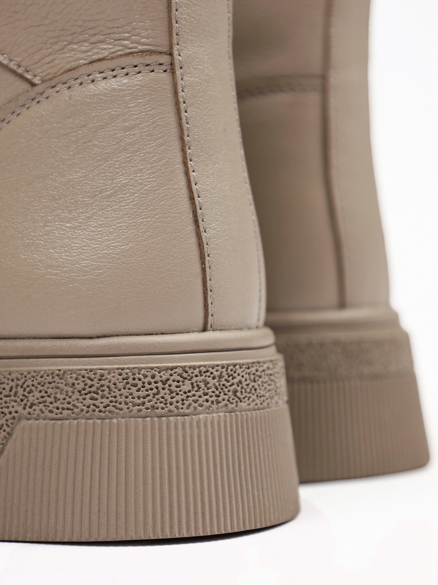 Ботинки бежевого цвета на средней платформе